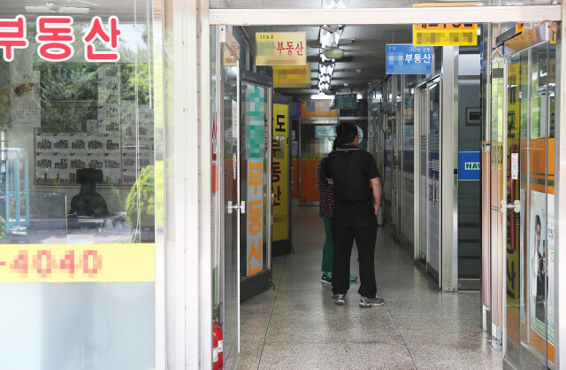 부동산 중개업소가 몰려 있는 서울의 한 상가 내 부동산 모습(사진은 특정 기사 내용과 관계없음). 연합뉴스