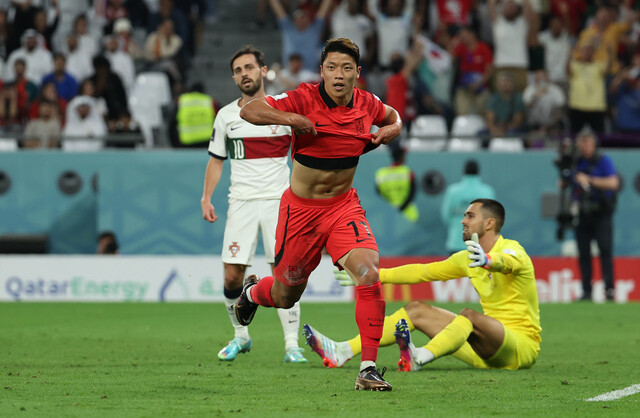 3일 오전(한국시간) 카타르 알라이얀의 에듀케이션 시티 스타디움에서 열린 2022 카타르 월드컵 조별리그 H조 3차전 대한민국과 포르투갈 경기. 황희찬이 역전골을 넣고 세리머니를 하고 있다. 연합뉴스