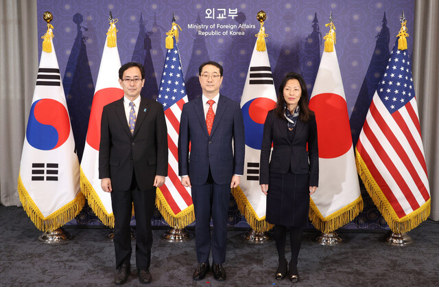 김건 외교부 한반도평화교섭본부장(가운데)과 정 박 미국 국무부 대북고위관리(오른쪽), 나마즈 히로유키 일본 외무성 아시아대양주국장이 18일 서울 종로구 외교부 청사에서 열린 한미일 북핵수석대표협의에 앞서 기념촬영을 하고 있다.연합뉴스