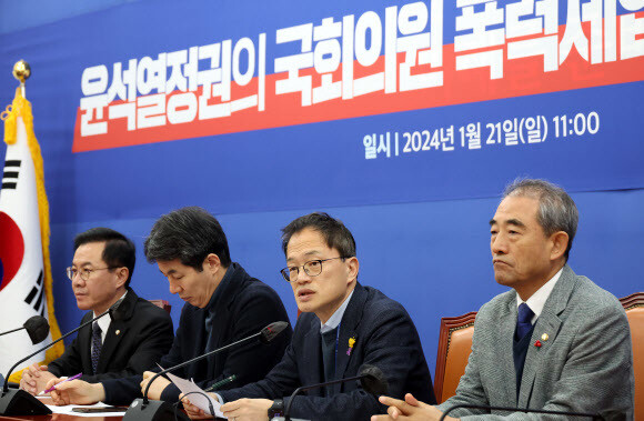 21일 국회에서 열린 ‘윤석열 정권의 국회의원 폭력 제압 및 거짓 해명 규탄 기자간담회’ 박주민 민주당 원내수석부대표가 발언하고 있다. 연합뉴스