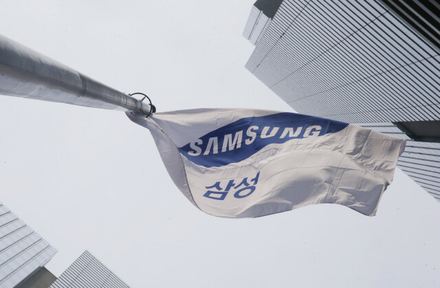 서울 서초동 삼성 본관 정문 앞에서 깃발을 나부끼고 있다. 신소영 기자 viator@hani.co.kr