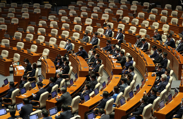 6월29일 국회 본회의에서 더불어민주당, 열린민주당 등 의원들이 미래통합당이 불참한 가운데 상임위원장 선거를 진행하고 있다. 연합뉴스