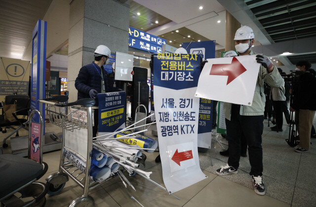 인천국제공항공사가 정부 방역지침 전환에 따라 인천공항 입국장 운영체계를 코로나19 이전 수준으로 전환한 지난 1일 오전 제1터미널 입국장에 설치된 지자체 방역 안내소와 해외 입국 여행객 전용 대기·분리 장소 등 방역 관련 시설물을 직원들이 철거하고 있다. 영종도/김혜윤 기자 unique@hani.co.kr