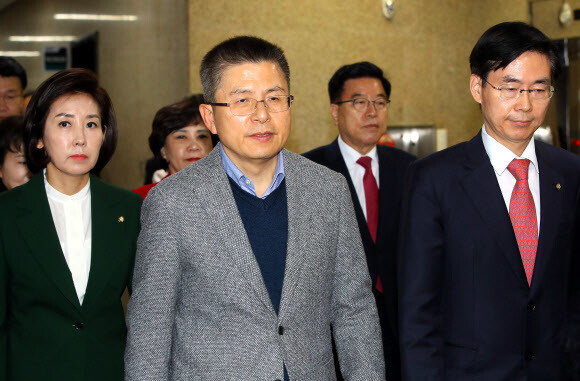 황교안 자유한국당 대표(가운데), 나경원 원내대표(왼쪽), 조경태 최고위원 등이 18일 국회에서 열린 최고위원회의에 참여하기 위해 회의장으로 들어서고 있다. 연합뉴스