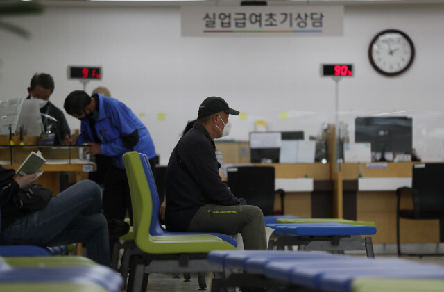 지난달 13일 오후 서울 중구 장교동 서울고용복지플러스센터 실업급여 설명회장에서 실업급여 신청자들이 서류를 작성하고 있다. 이종근 기자 root2@hani.co.kr