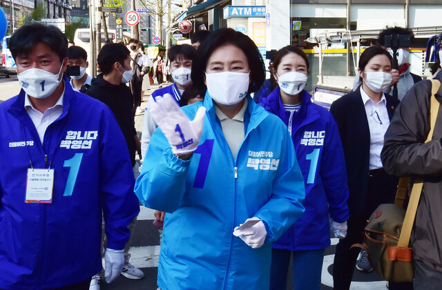 5일 박영선 더불어민주당 시장 후보가 서울 강서구 내발산동 발산역 사거리 일대에서 유세를 하고 있다. 공동취재사진