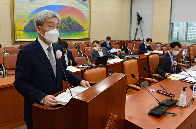 고승범 금융위원장이 6일 국회에서 열린 정무위원회의 금융위원회의에 대한 국정감사에서 업무보고를 하고 있다. 국회사진기자단