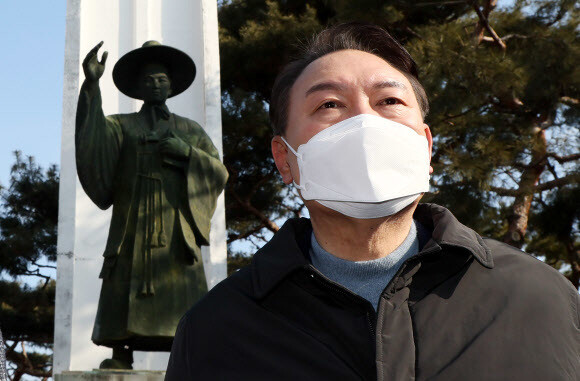 윤석열 국민의힘 대선 후보가 22일 오전 충남 당진시 솔뫼성지를 방문, 김대건 신부 동상 앞을 지나고 있다. 공동취재사진