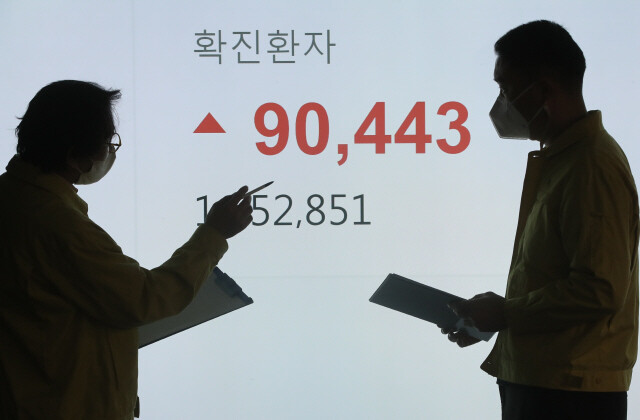 코로나19 확진자수가 9만여명을 기록한 지난해 2월16일 오전 서울 송파구청에서 관계자들이 확진자 현황을 살펴보고 있다. 김태형 기자 xogud555@hani.co.kr