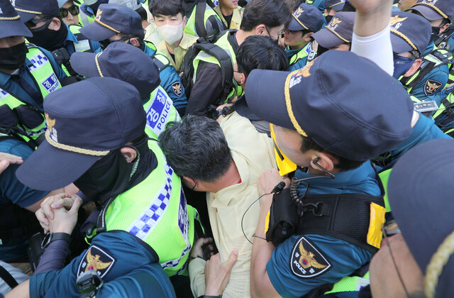 17일 오전 대구 중구 대중교통전용지구에서 열린 대구퀴어문화축제 행정대집행 현장에서 공무원과 경찰이 충돌하고 있다. 연합뉴스