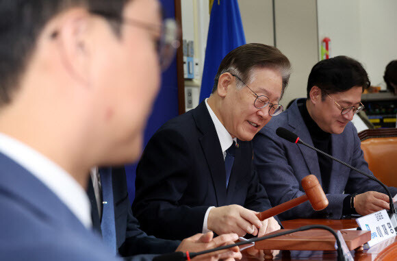 이재명 더불어민주당 대표가 23일 국회에서 열린 최고위원회의에서 의사봉을 두드리고 있다. 연합뉴스