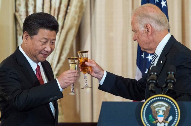 조 바이든 미국 대통령(오른쪽)과 시진핑 중국 국가주석이 지난 2015년 9월25일 워싱턴의 미 국무부 청사에서 열린 국빈오찬에서 건배를 하고 있다. 워싱턴/AFP 연합뉴스