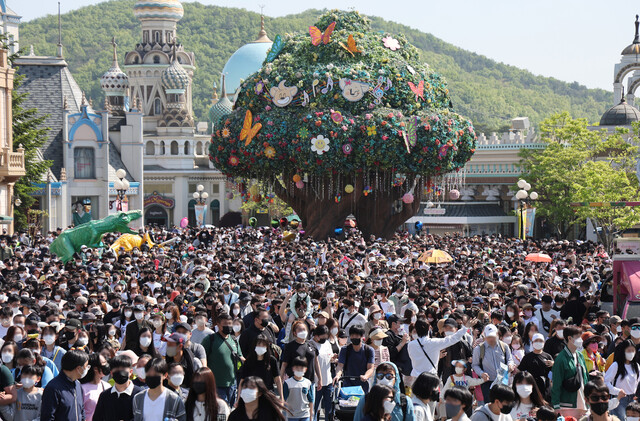 어린이날인 5일 오전 경기도 용인시 에버랜드에서 입장을 기다리던 시민들이 게이트가 열리자 안으로 들어오고 있다. 연합뉴스