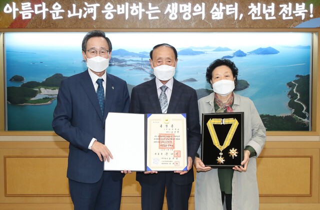 조 열사는 지난해 6월 국민훈장 모란장에 추서됐다. 오른쪽부터 조 열사 어머니 김복성씨, 아버지 조찬배씨, 송하진 전북지사. 전북도 제공