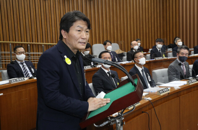 이임재 전 용산경찰서장이 4일 오전 국회에서 열린 ‘이태원 참사 국정조사 특별위원회 1차 청문회’에서 답변하고 있다. 김봉규 선임기자 bong9@hani.co.kr