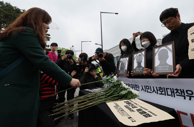 18일 오전 서울 용산구 대통령집무실 앞에서 열린 전세사기·깡통전세 문제 해결을 위한 시민사회대책위원회 출범 기자회견에서 참가자들이 세상을 떠난 전세사기 피해자들의 영정 앞에 헌화하고 있다. 백소아 기자 thanks@hani.co.kr