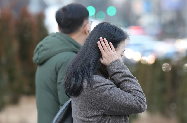 한파가 닥친 8일 오전 서울 종로구 광화문네거리에서 한 시민이 귀를 어루만지고 있다. 연합뉴스