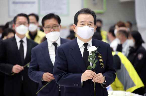 정세균 국무총리가 3일 경기도 이천시 서희청소년문화센터에 마련된 이천 물류창고 공사장 화재 합동분향소를 방문해 헌화하고 있다. 연합뉴스.