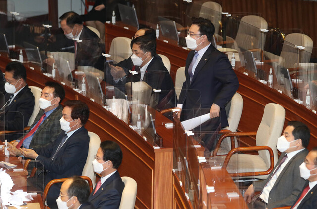 이낙연 민주당 대표가 2일 국회 교섭단체 대표 연설에서 야당의 ‘대북 원전 의혹’ 제기를 “낡은 북풍공작”이라고 비판하자, 김성원 국민의힘 원내수석부대표가 일어나 항의하고 있다. 연합뉴스