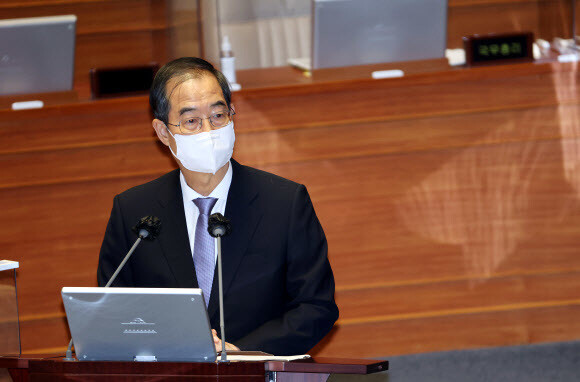 한덕수 국무총리가 19일 오후 국회에서 열린 본회의에서 더불어민주당 서영교 의원의 질문에 답하고 있다. 공동취재사진