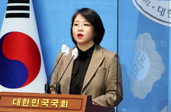 용혜인 기본소득당 의원이 24일 국회 소통관에서 기자회견을 열고 있다. 연합뉴스