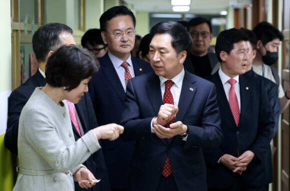 김기현 국민의힘 대표가 19일 오후 서울 강북구 사회복지법인 한빛재단이 운영하는 한빛맹학교를 찾아 학교 시설에 대한 설명을 듣고 있다. 연합뉴스