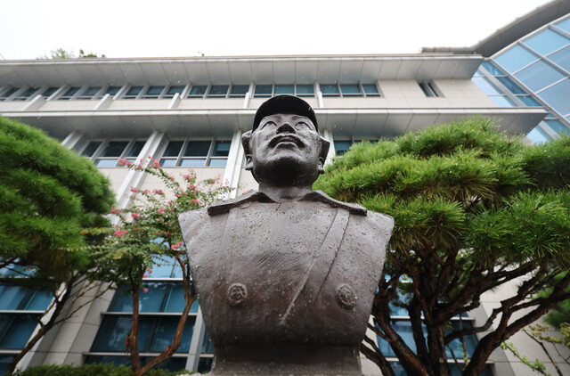 국방부가 육군사관학교 교내뿐 아니라 국방부 청사 앞에 설치된 홍범도 장군 흉상에 대해서도 필요시 이전을 검토하고 있다고 밝힌 28일 서울 용산구 국방부 청사 앞에 설치된 홍범도 장군 흉상 모습. 연합뉴스