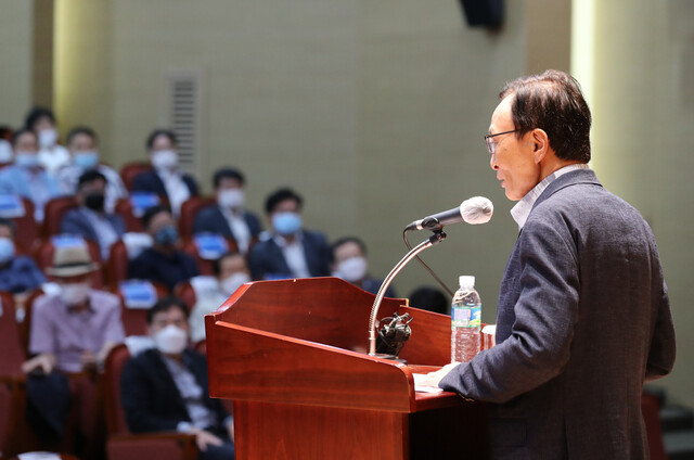 이해찬 더불어민주당 대표가 24일 세종시청 여민실에서 열린 세종시 착공 13주년 기념 특강에서 '세종시의 미래, 그리고 국가균형발전의 시대'를 주제로 강연하고 있다. 연합뉴스