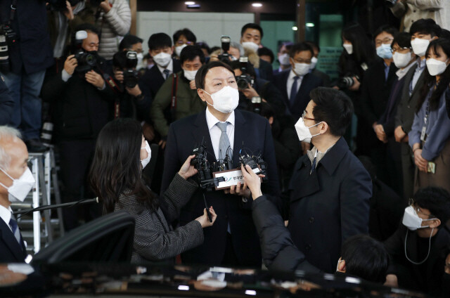 윤석열 전 검찰총장이 사퇴 의사를 밝힌 지난달 4일 서울 서초구 대검찰청 들머리에서 기자들의 질문에 답하고 있다. 김혜윤 기자 unique@hani.co.kr