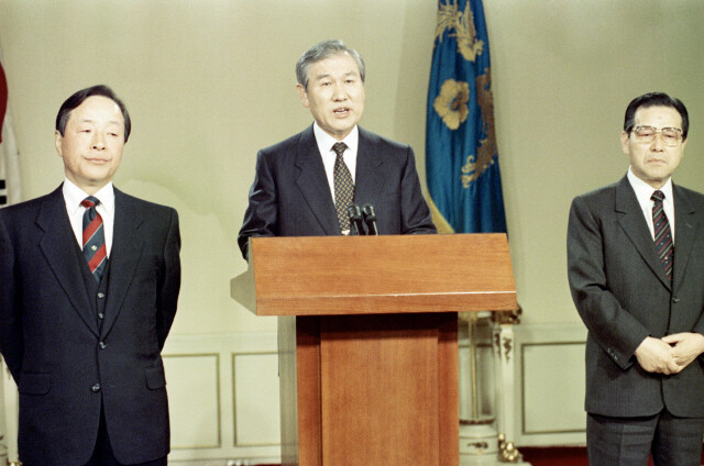 1990년 1월22일 당시 노태우 대통령(가운데)과 김영삼 민주당 총재(왼쪽), 김종필 공화당 총재(오른쪽)가 청와대에서 긴급 3자회동을 한 뒤 민정, 민주, 공화 3당을 주축으로 신당 창당에 합의했음을 발표하는 모습. 연합뉴스