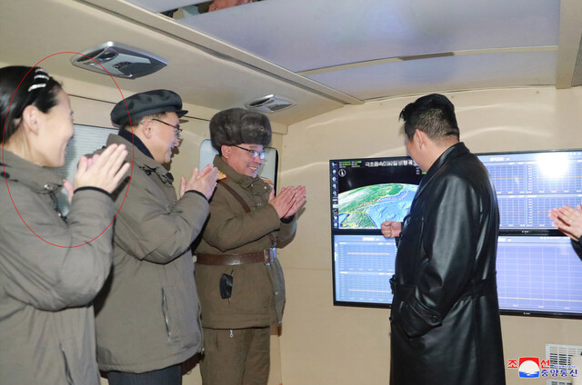 북한 국방과학원이 11일 극초음속미사일 시험발사를 김정은 국무위원장이 참관한 가운데 진행해 성공시켰다고 &lt;조선중앙통신&gt;이 12일 보도했다. 김 위원장이 미사일 시험발사를 지도하는 자리에 김여정 노동당 부부장(빨간 동그라미)도 참석해 박수를 치고 있다. 연합뉴스