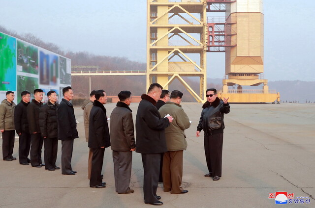 북한 김정은 국무위원장이 대륙간탄도미사일(ICBM)로 전용 가능한 장거리 로켓을 발사할 수 있는 서해위성발사장을 현지지도 했다고 조선중앙통신이 11일 보도했다. 연합뉴스