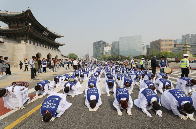 2018년 4월30일 오후 서울 광화문 광장에서 열린 ‘발달장애 국가책임제 도입촉구 광화문 만인소’를 마친 전국장애인부모연대 회원들이 청와대 방향으로 삼보일배를 하며 행진하고 있다. 신소영 기자 viator@hani.co.kr