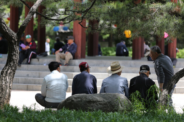 우리나라는 2025년이 되면 65살 이상 고령층이 전체 인구의 20.6%를 차지하는 초고령사회에 진입할 예정이다. 서울 종로구 탑골공원의 노인들. 강창광 기자