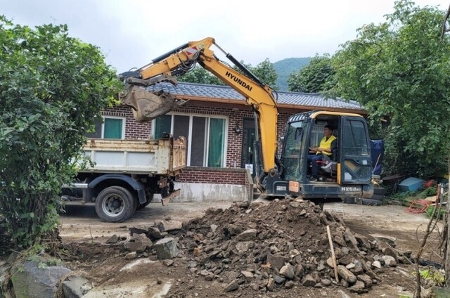 지난 24일 충남 청양군 남양면 온직리 수해 복구 현장. 연합뉴스