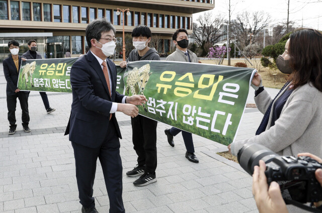 지난 3월 경기지사 경선에 출마한 유승민 전 의원을 지지자들이 응원하고 있다. 공동취재사진