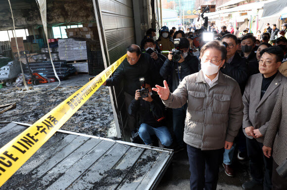 이재명 더불어민주당 대표가 5일 오후 인천시 동구 현대시장 화재 현장을 찾아 피해 상황을 살피고 있다. 연합뉴스