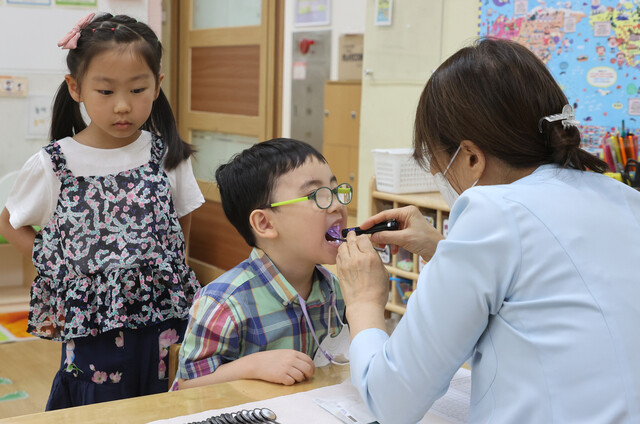 구강보건의 날을 앞둔 8일 서울 송파구 잠신초등학교 병설 유치원에서 원생들에게 구강검진 및 올바른 칫솔질 교육을 하고 있다. 연합뉴스