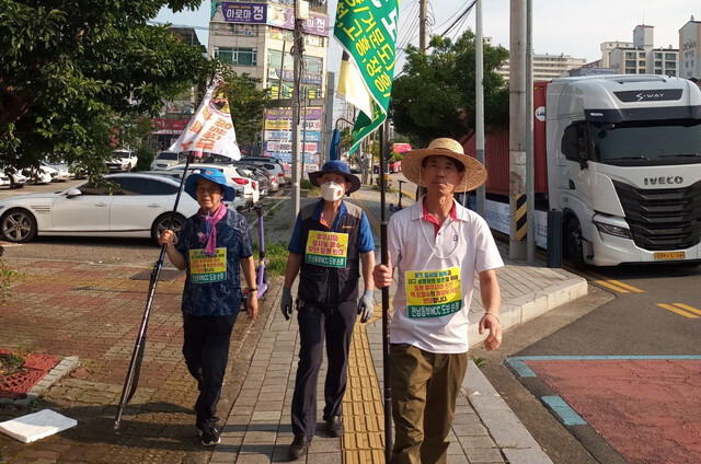 전남동부기독교교회협의회 소속 목회자와 회원들이 지난 21일 전남 광양시에서 일본 후쿠시마 원전 오염수 방류 저지를 호소하는 도보순례를 하고 있다.전남동부기독교교회협의회 제공