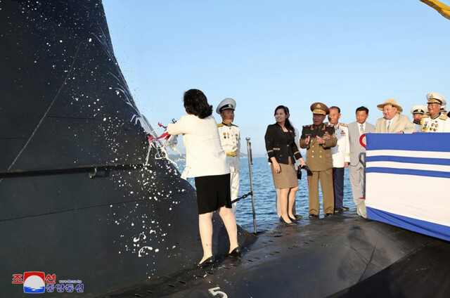 북한이 8일 수중에서 핵 공격이 가능한 전술핵공격잠수함을 건조했다고 밝혔다. 조선중앙통신 연합뉴스