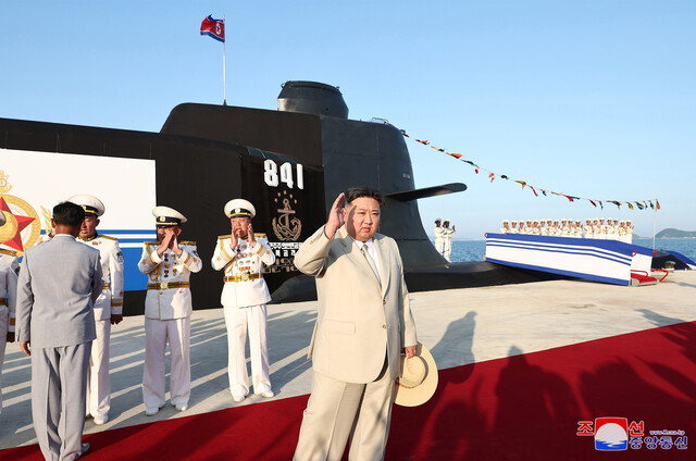 북한이 8일 수중에서 핵 공격이 가능한 전술핵공격잠수함을 건조했다고 밝혔다. 조선중앙통신 연합뉴스