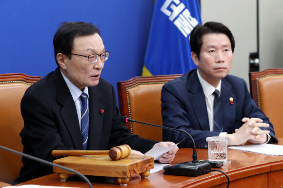 이해찬 더불어민주당 대표가 8일 오전 서울 여의도 국회에서 열린 최고위원회의에서 발언하고 있다. 연합뉴스