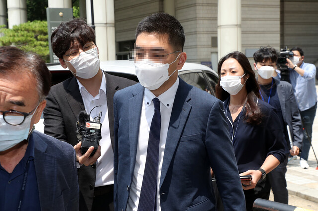 이동재 전 &lt;채널에이&gt; 기자가 17일 오후 구속 전 피의자 심문(영장실질심사)을 마치고 서울 서초구 서울중앙지법을 나서고 있다. 연합뉴스