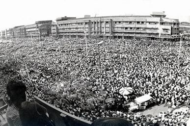 1973년 10월 방콕에서 있었던 민주화 시위 모습. 군사정부는 군을 동원해 시위대를 공격해 77명이 숨지고 800여명이 다쳤다. 위키피디아