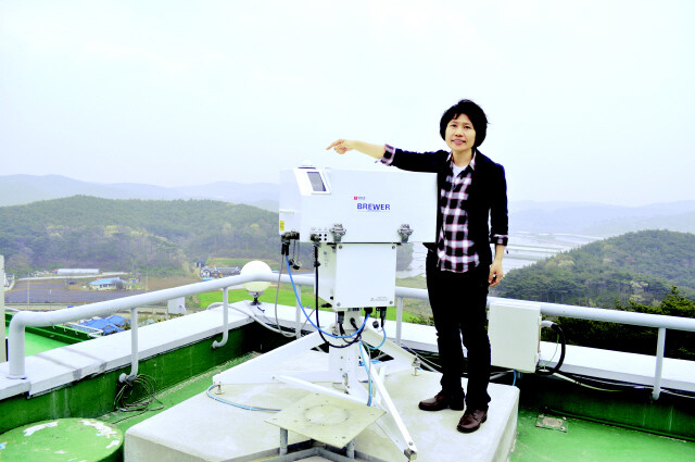 충남 태안군 안면도의 기후변화감시센터 옥상에서 기상청 직원이 기후변화 감시 활동에 대 설명하고 있다. 이근영 기자 kylee@hani.co.kr