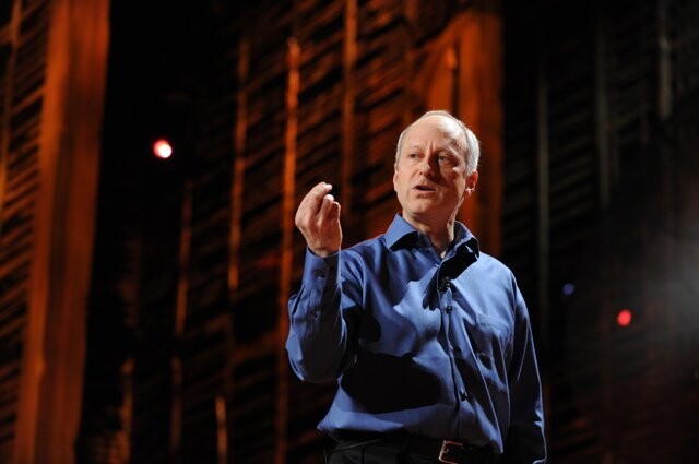 마이클 샌델이 2010년 2월 미국 롱비치에서 열린 테드(TED) 강연회에서 ‘민주적 토론’을 주제로 강연하고 있다. <한겨레> 자료사진