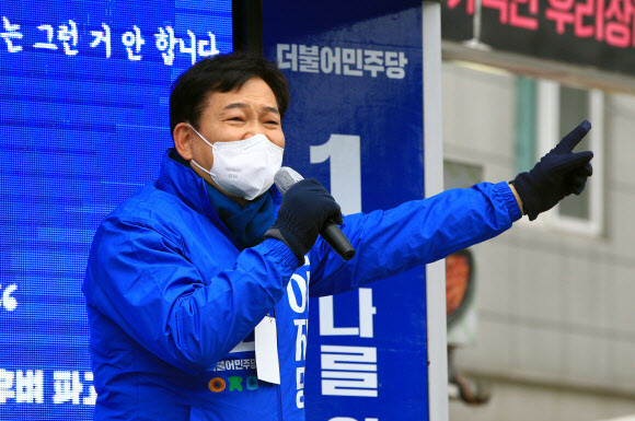 송영길 더불어민주당 대표가 지난 19일 속초관광수산시장에서 이재명 대선 후보 지지를 호소하고 있다. 연합뉴스