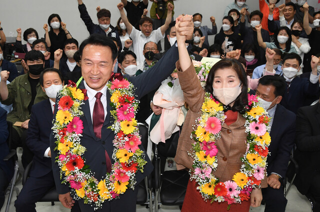 경기도교육감 선거에서 당선이 유력시되는 임태희 후보가 2일 오전 경기도 수원시 영통구 선거사무소에서 두 손을 들고 환호하고 있다. 연합뉴스