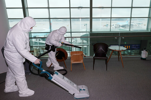 지난 17일 인천국제공항공사 방역 담당 직원들이 제2터미널 라운지에서 빈대 방역 작업을 하고 있다. 연합뉴스