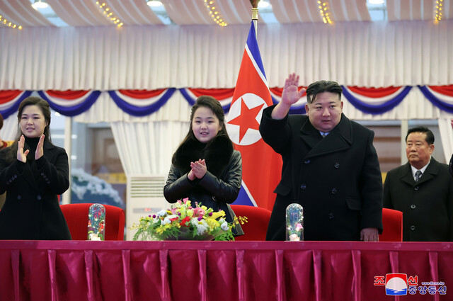 북한 김정은 국무위원장이 평양 5월1일 경기장에서 2024년 신년경축공연을 관람했다고 조선중앙통신이 1일 보도했다. 아내 리설주, 딸 주애, 김덕훈 내각총리, 조용원ㆍ박정천 당 비서가 참석했다. 조선중앙통신 연합뉴스